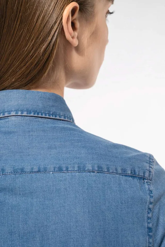 Kariban női Chambray ing (K509), modellen