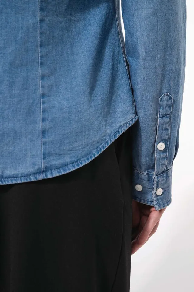 Kariban női Chambray ing (K509), modellen