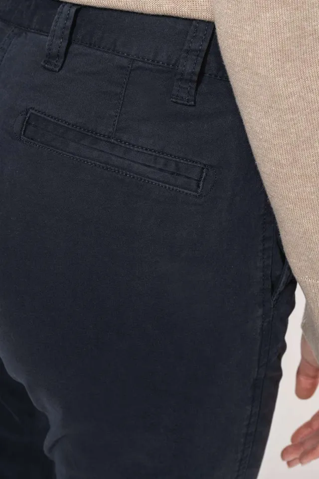 Kariban női Chino nadrág (K741), modellen