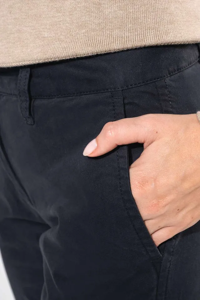 Kariban női Chino nadrág (K741), modellen