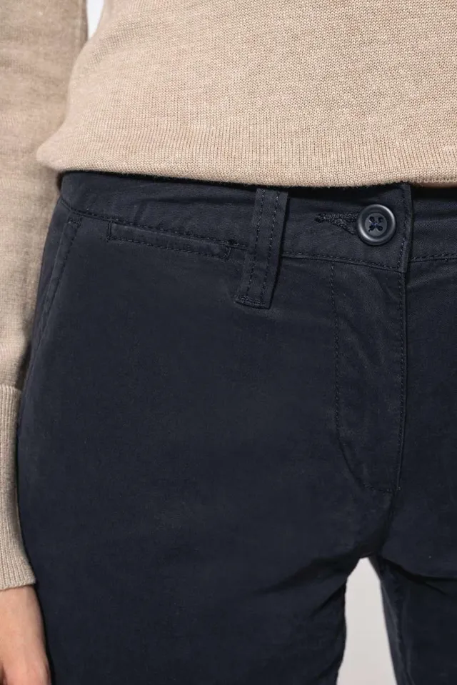 Kariban női chino nadrág (K741), modellen