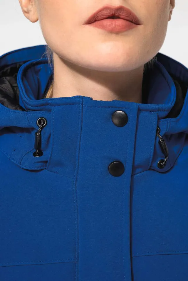 Kariban női kapucnis softshell bélelt parka (K651), modellen