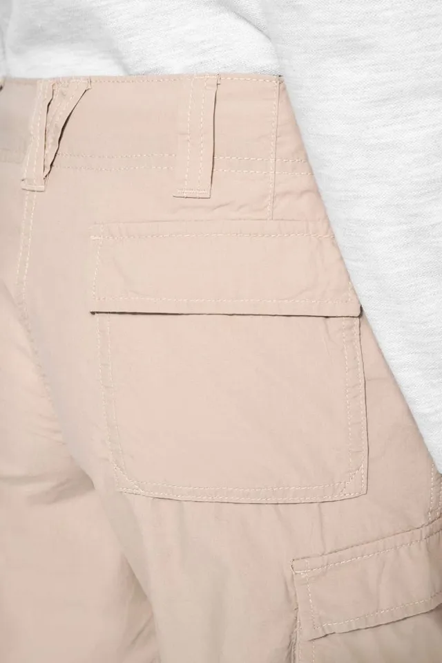 Kariban női könnyű sokzsebes bermuda Short nadrág (K756), modellen