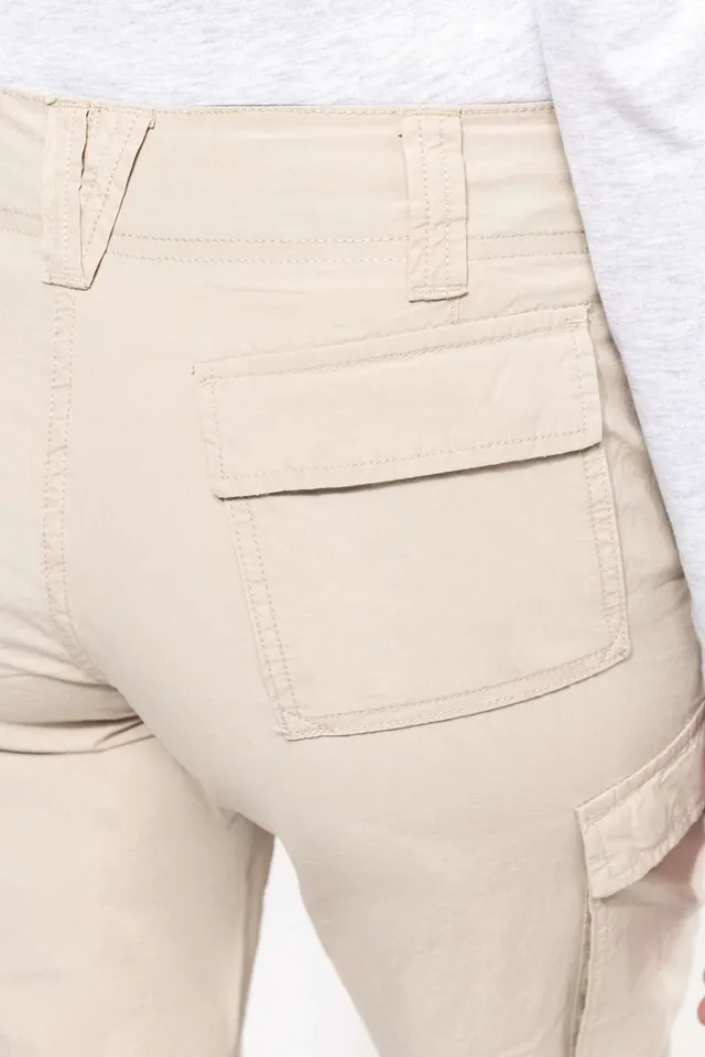 Kariban női könnyű sokzsebes nadrág (K746), modellen