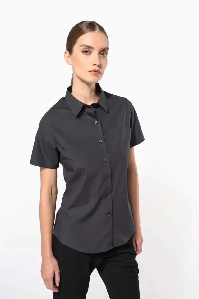 Kariban női rövid ujjú könnyen kezelhető pamut Poplin ing (K544), modellen
