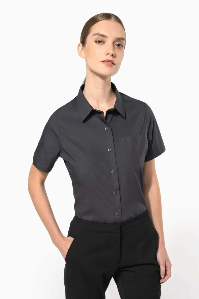 Kariban női rövid ujjú könnyen kezelhető pamut poplin ing (K544), modellen