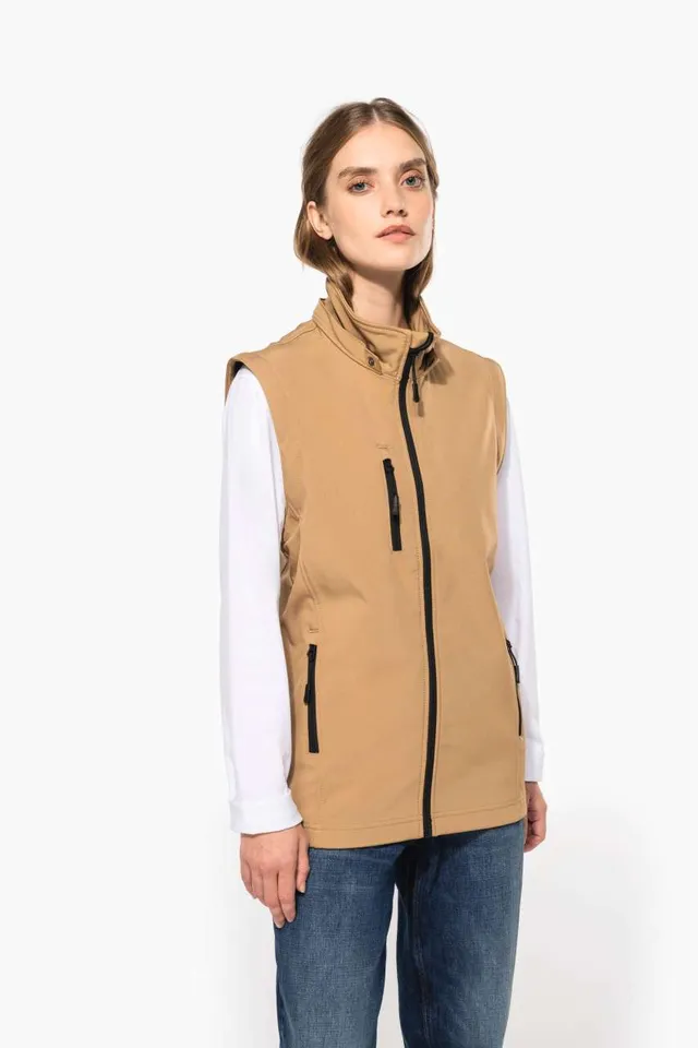 Kariban uniszex 3 rétegű softshell kapucnis kabát levehető ujjakkal (K422), modellen