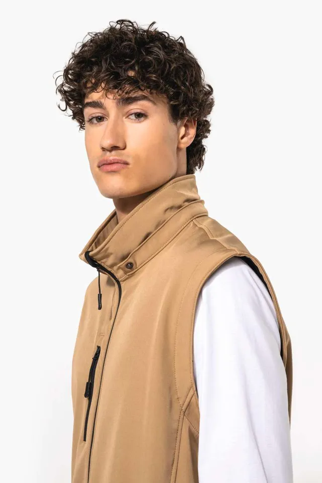 Kariban uniszex 3 rétegű softshell kapucnis kabát levehető ujjakkal (K422), modellen