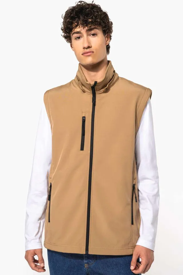 Kariban uniszex 3 rétegű softshell kapucnis kabát levehető ujjakkal (K422), modellen