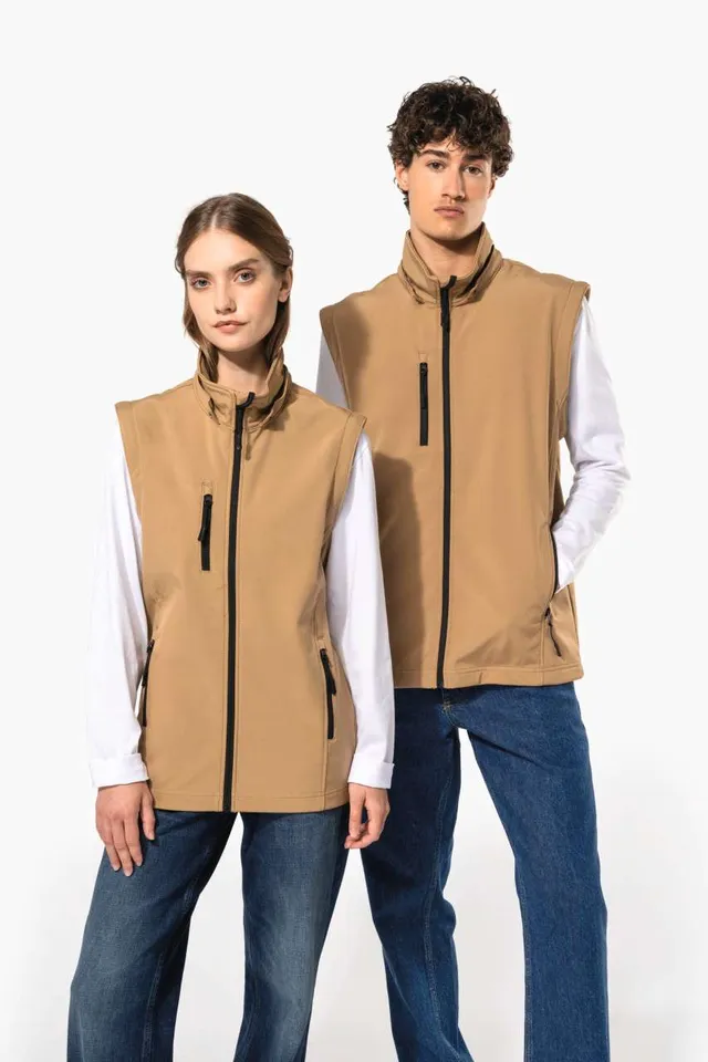 Kariban uniszex 3 rétegű softshell kapucnis kabát levehető ujjakkal (K422), modellen