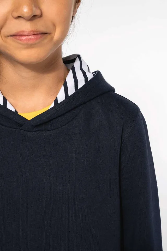 Kariban uniszex gyermek kontrasztos mintájú kapucnis pulóver (K4014), modellen