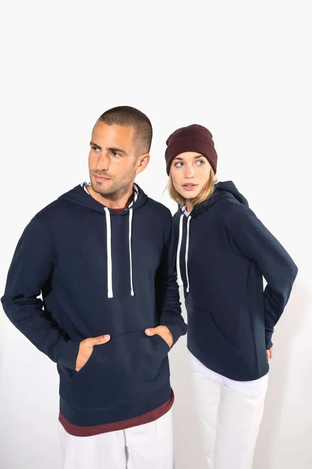 Kariban uniszex kontrasztos mintájú kapucnis pulóver (K4013), modellen