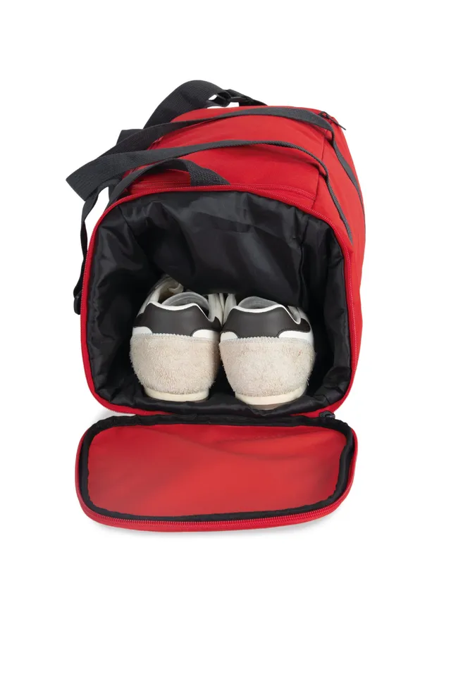 Kimood sporttáska cipőtartó Rekesszel (KI0658), modellen