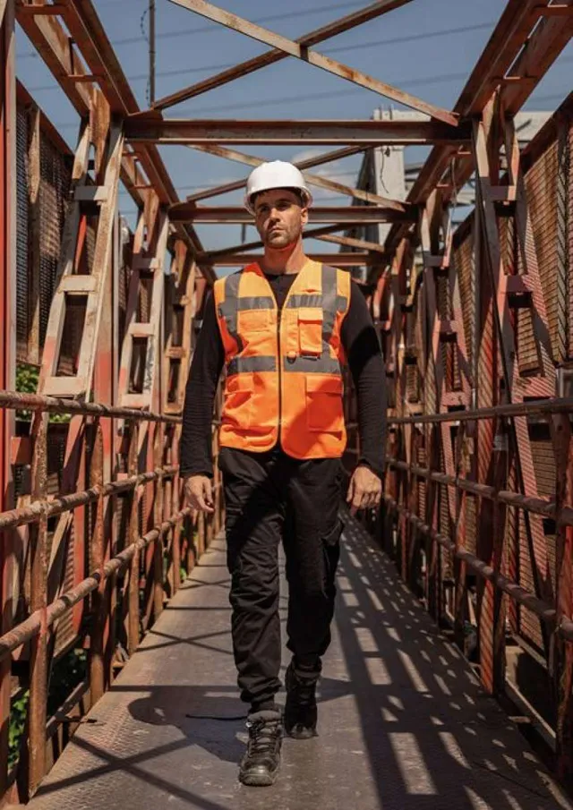 Korntex multifunkcionális hálós mellény "athens" (KXEXQ), modellen