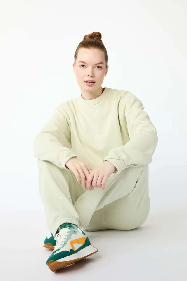 Lane Seven Garment Dyed környakas pulóver (LS16004GD), modellen