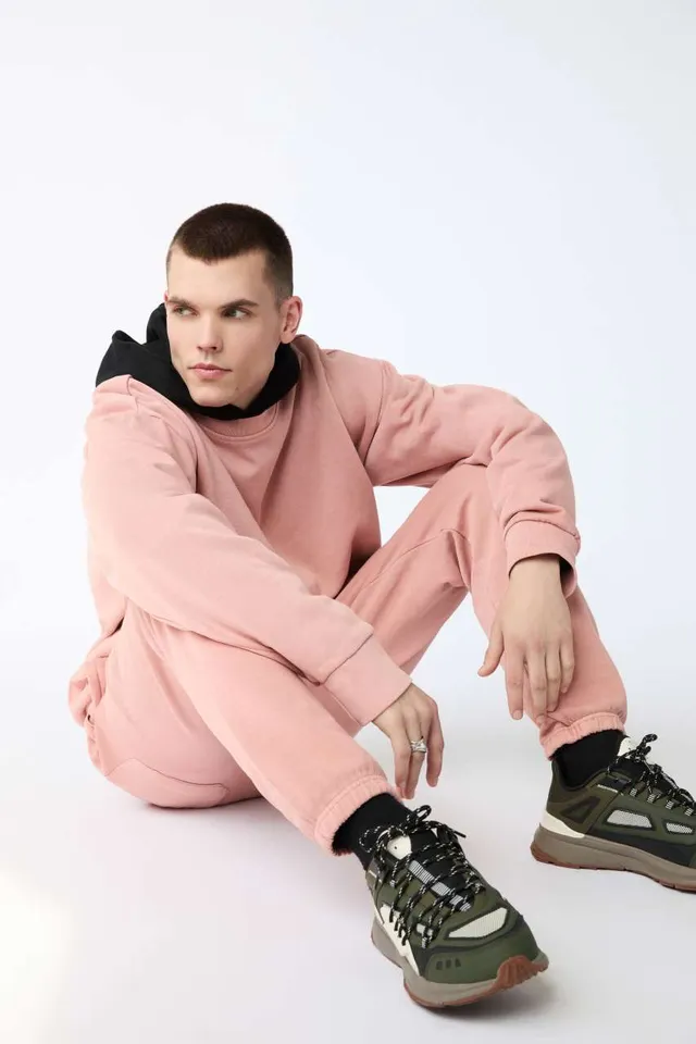 Lane Seven Garment Dyed környakas pulóver (LS16004GD), modellen