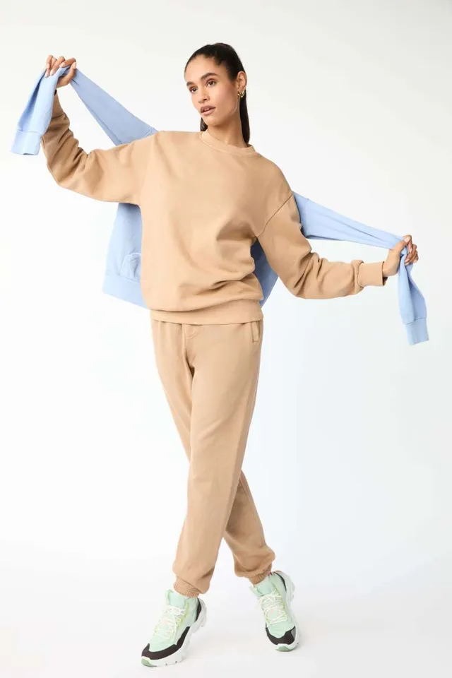 Lane Seven Garment Dyed környakas pulóver (LS16004GD), modellen
