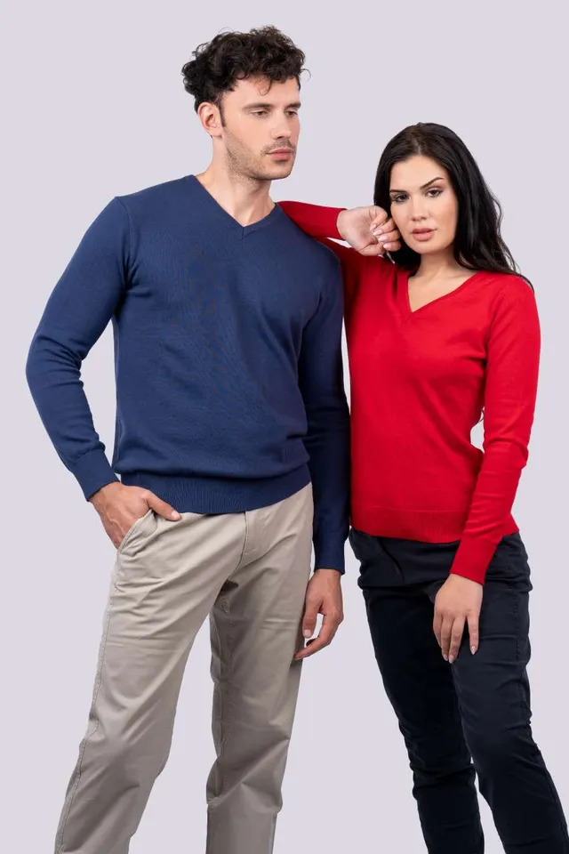 Legend Classics női V-nyakú finomkötött pamut pulóver (LE951), modellen
