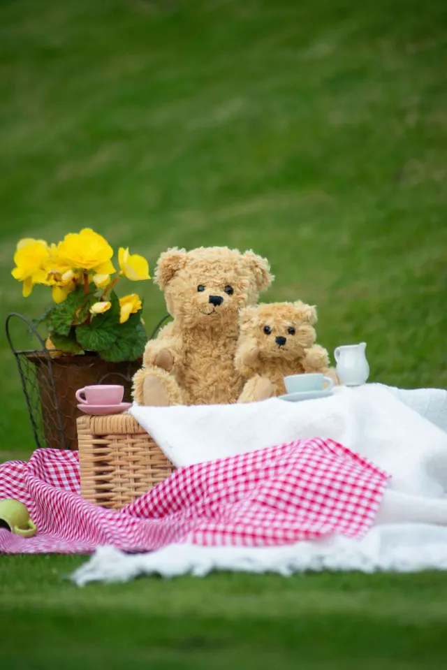 Mumbles klasszikus mozgatható Teddy mackó plüssjáték (MM016), modellen