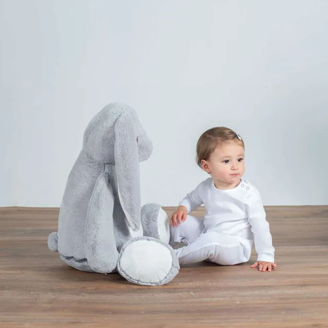 Mumbles Zippie nagyméretű nyuszi plüssjáték (MM550), modellen