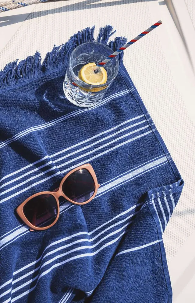 Olima csíkos Beach & Spa fürdőlepedő (OL1000), modellen