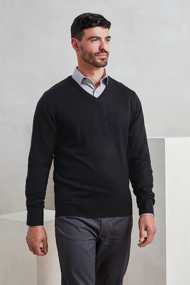 Premier 'essential' férfi V-nyakú Akril pulóver (PR400), modellen