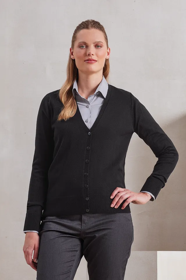 Premier 'essential' női V-nyakú Akril kardigán (PR402), modellen