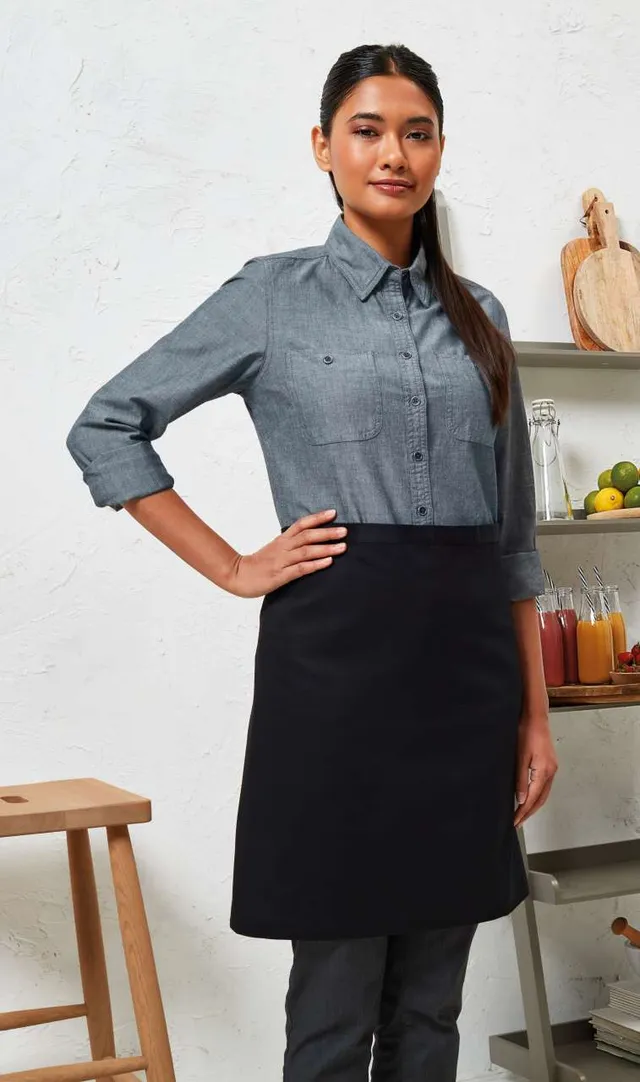 Premier Fairtrade & organikus tanúsítvánnyal rendelkező pamut kötény (PR114), modellen