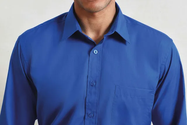 Premier férfi hosszú ujjú poplin ing (PR200), modellen