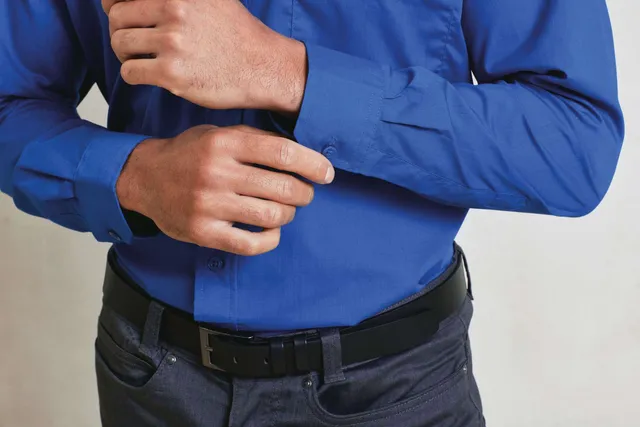 Premier férfi hosszú ujjú poplin ing (PR200), modellen