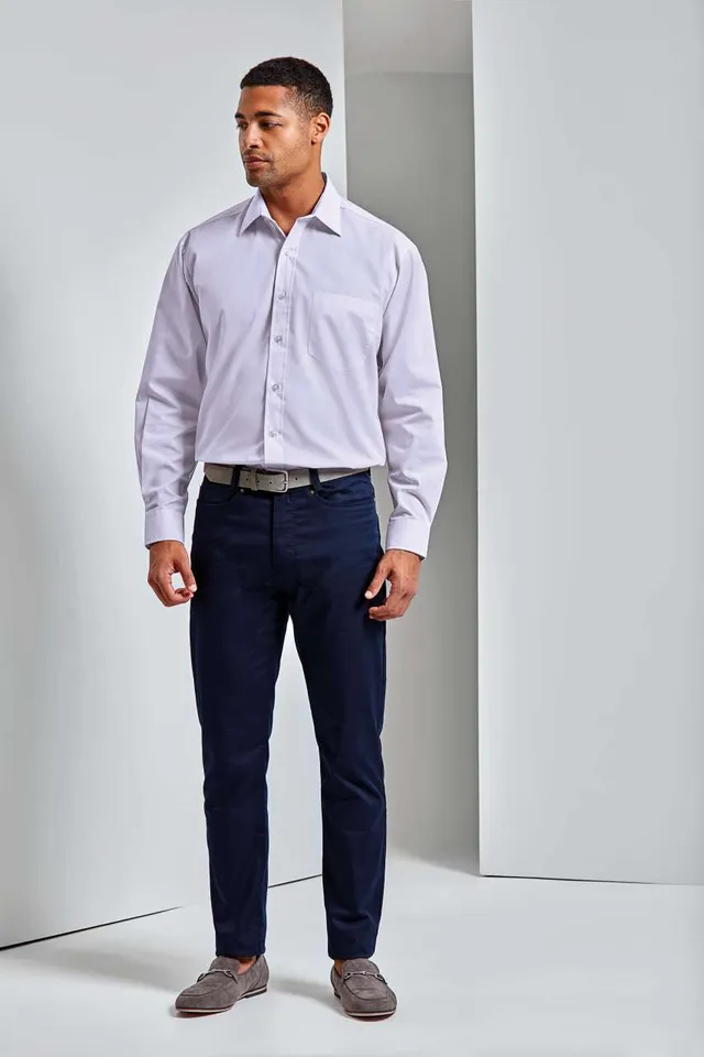Premier férfi Performance Chino farmer nadrág (PR560), modellen