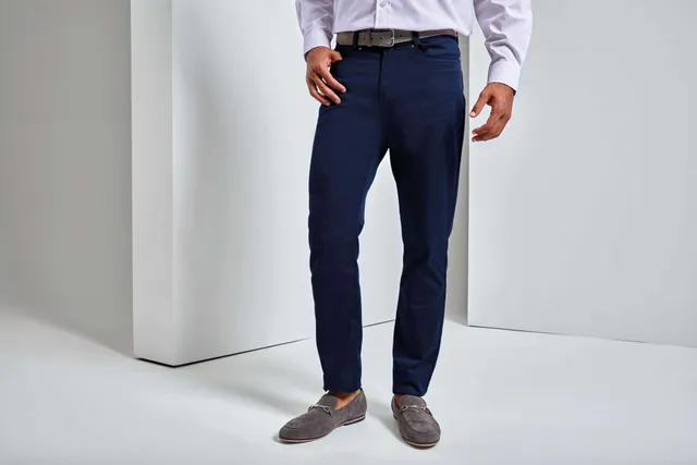Premier férfi Performance chino farmer nadrág (PR560), modellen