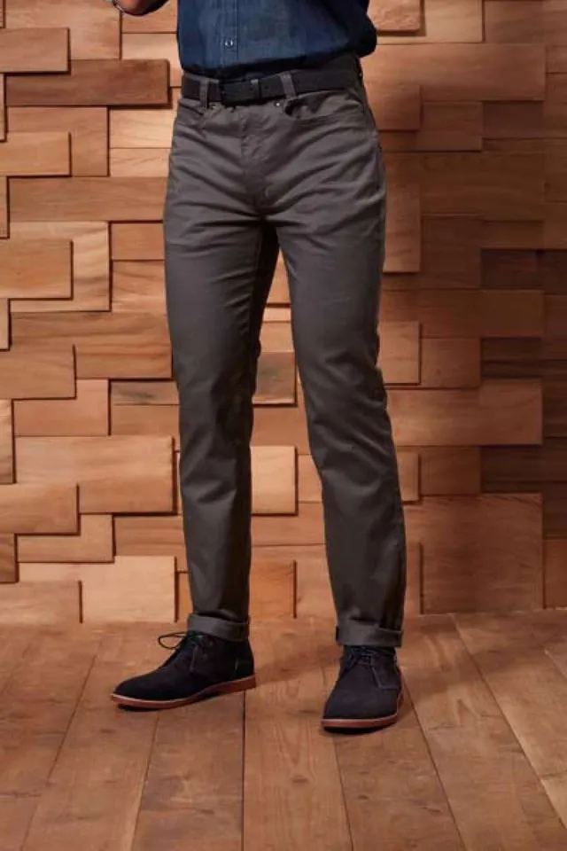Premier férfi Performance chino farmer nadrág (PR560), modellen