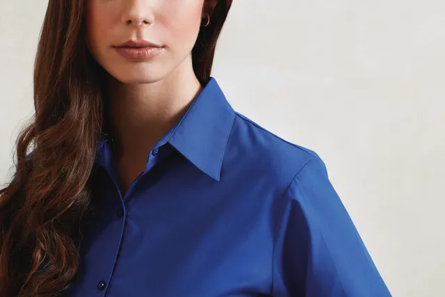 Premier női hosszú ujjú poplin ing (PR300), modellen