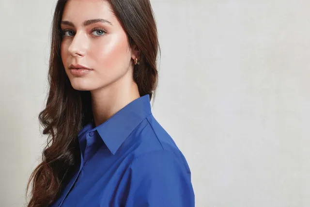 Premier női hosszú ujjú poplin ing (PR300), modellen