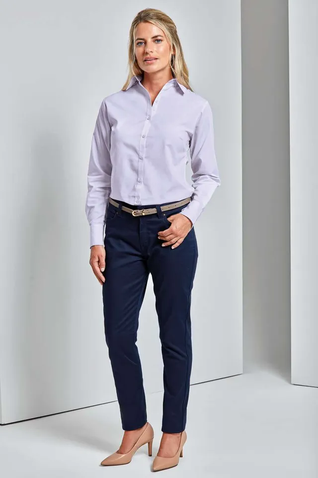 Premier női Performance Chino farmer nadrág (PR570), modellen
