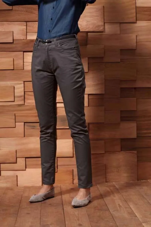 Premier női Performance chino farmer nadrág (PR570), modellen