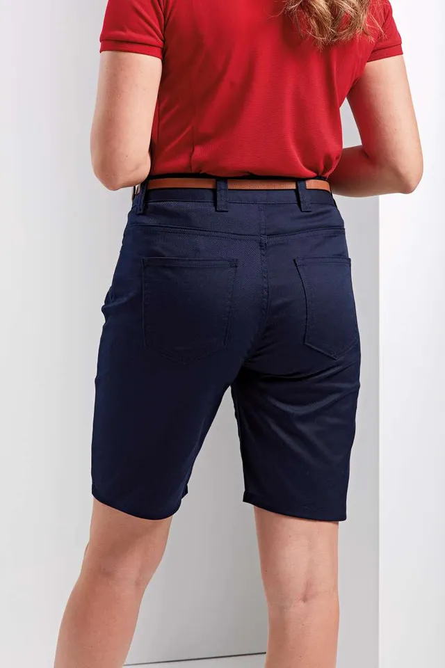 Premier női Performance Chino farmer nadrág (PR572), modellen