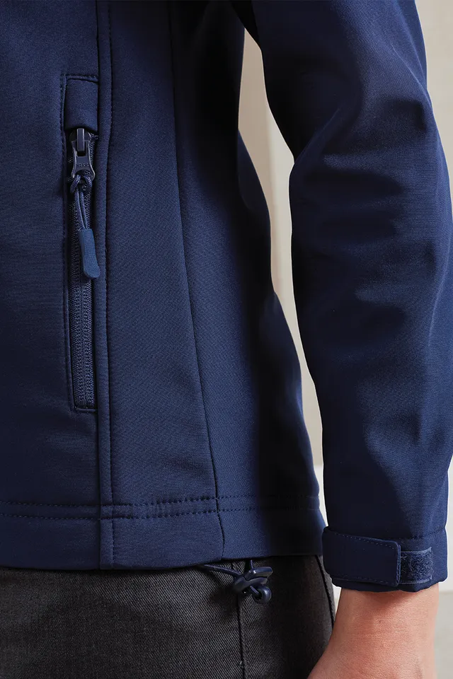 Premier női Windchecker® emblémázható & újrahasznosított softshell dzseki (PR812), modellen