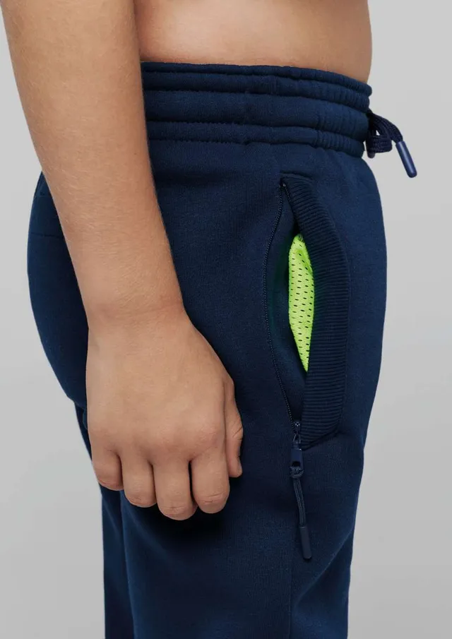 Proact gyerek Multisport melegítőnadrág zsebekkel (PA1013), modellen