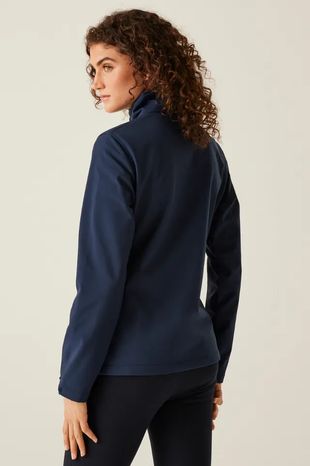 Regatta Ablaze 3 rétegű nyomtatható női softshell dzseki (TRA613), modellen