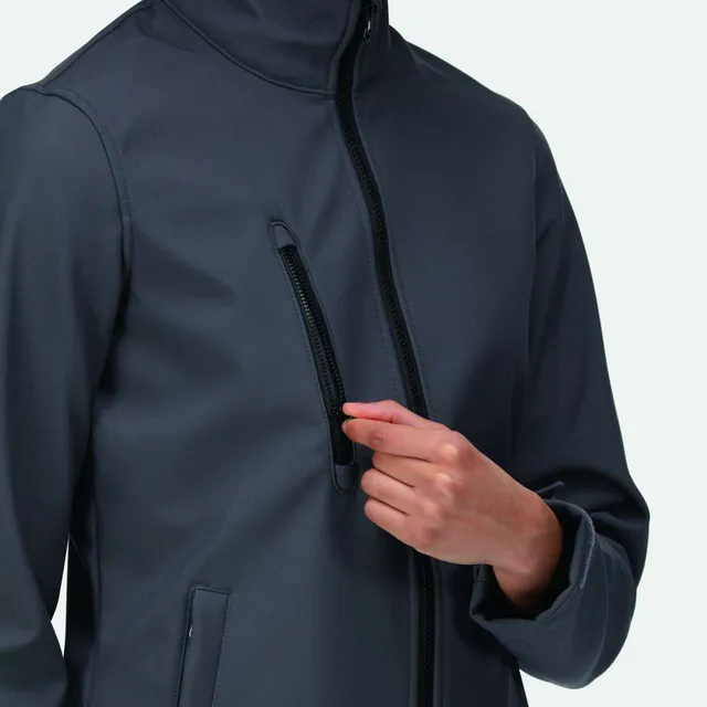 Regatta Ablaze 3 rétegű nyomtatható női softshell dzseki (TRA613), modellen