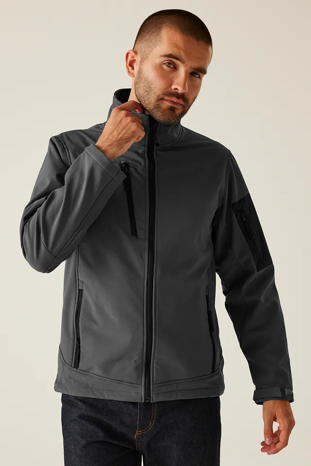 Regatta Arcola háromrétegű, membránnal ellátott férfi softshell dzseki (TRA674), modellen