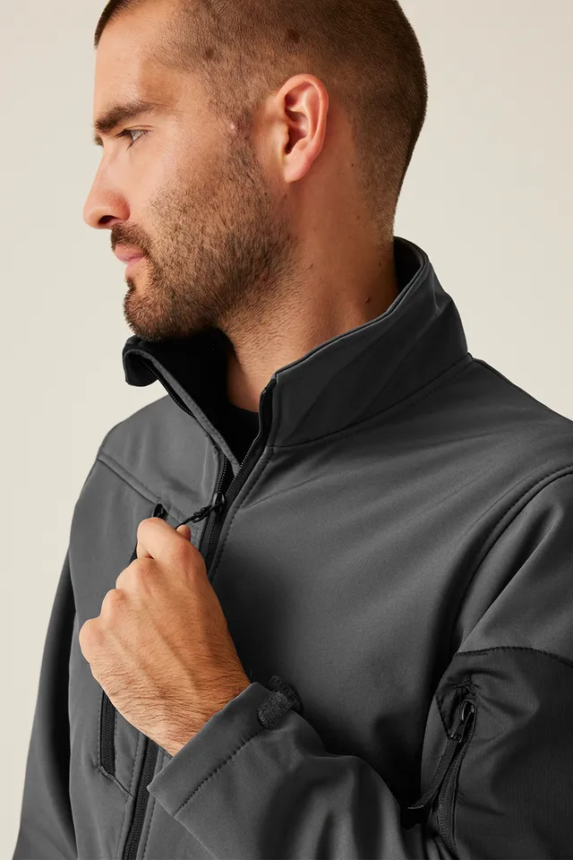 Regatta Arcola háromrétegű, membránnal ellátott férfi softshell dzseki (TRA674), modellen