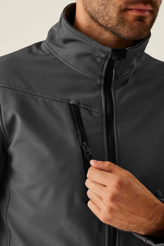 Regatta Arcola háromrétegű, membránnal ellátott férfi softshell dzseki (TRA674), modellen