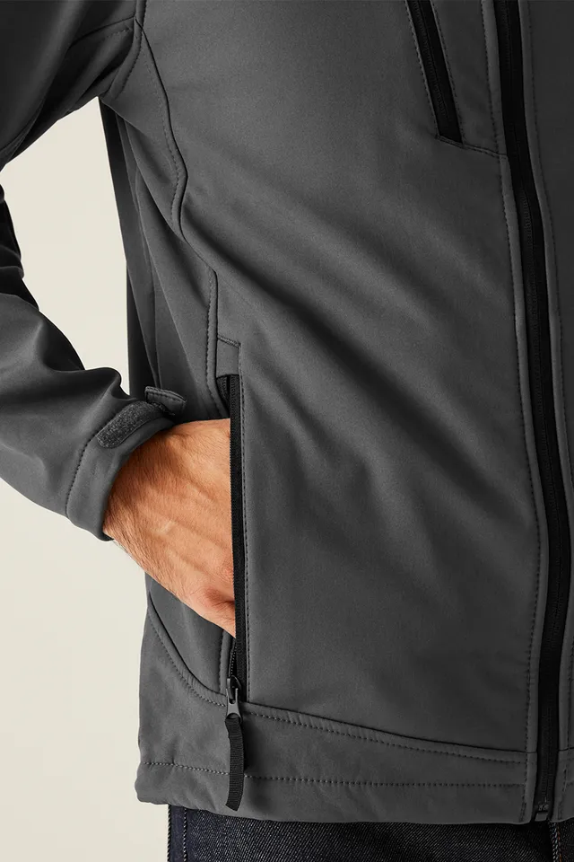 Regatta Arcola háromrétegű, membránnal ellátott férfi softshell dzseki (TRA674), modellen