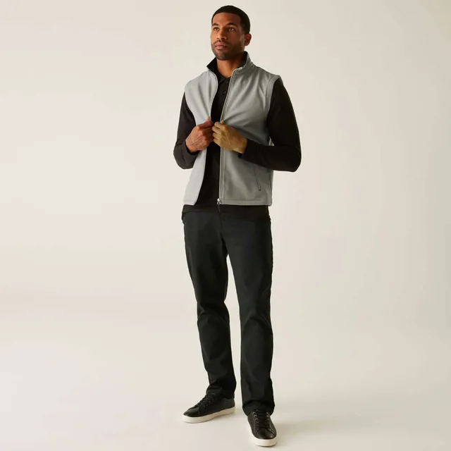 Regatta Ascender 2 Layer férfi softshell mellény (TRA925), modellen