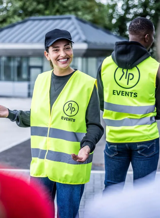 Regatta HI Vis Essential könnyen emblémázható férfi mellény (TRS255), modellen