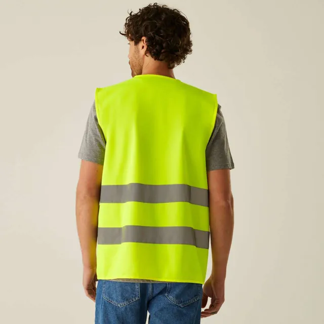 Regatta HI Vis Essential könnyen emblémázható férfi mellény (TRS255), modellen