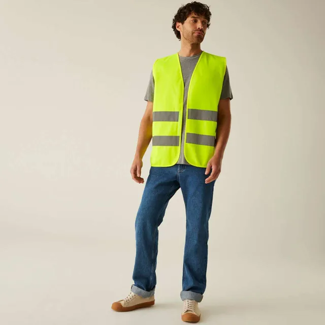 Regatta HI Vis Essential könnyen emblémázható férfi mellény (TRS255), modellen